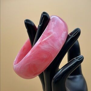 Pink marbled plastic bangle bracelet approx size 7.5